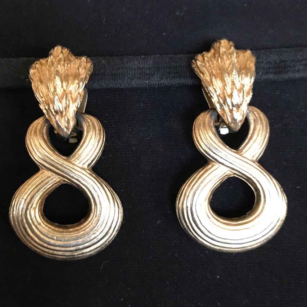Beautiful drop earrings. Clip on